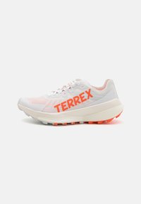 AGRAVIC SPEED TRAIL - Løpesko for mark - footwear white/impact orange/dash grey