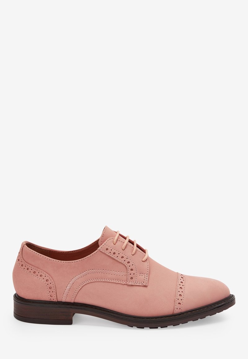Chaussure oxford en cuir rose à lacets avec détails brogue et semelle brun foncé, vue de côté extérieur sur fond blanc.