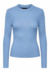 Hellblauer, gerippter Strickpullover mit langen Ärmeln und rundem Ausschnitt, figurbetonte Silhouette, dargestellt vor weißem Hintergrund.