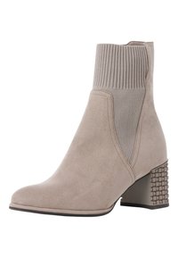 Bottine beige avec un matériau en suède texturé, tige en tricot côtelé, bout pointu et un talon bloc épais et à motifs.