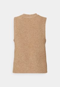 Béžový bezrukávový pletený svetr s ribbovanou texturou, kulatým výstřihem a volným střihem. Jednoduchý design bez dalších ozdob.