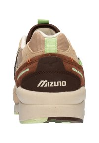 Le sneakers Mizuno presentano una parte superiore in suede beige e marrone con dettagli in rete, una linguetta verde sul tallone e un marchio bianco sul retro, suola testurizzata.