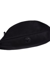 Schwarze Nylon-Tasche mit einem halbkreisförmigen Design, ausgestattet mit einem oberen Reißverschluss und einem runden schwarzen Logodetail auf der Vorderseite.