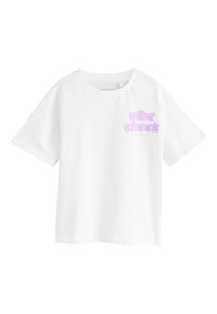 Fehér pamut rövid ujjú póló kerek nyakkivágással. Elöl lila "vibe check" felirattal. Sima tapintású anyag.