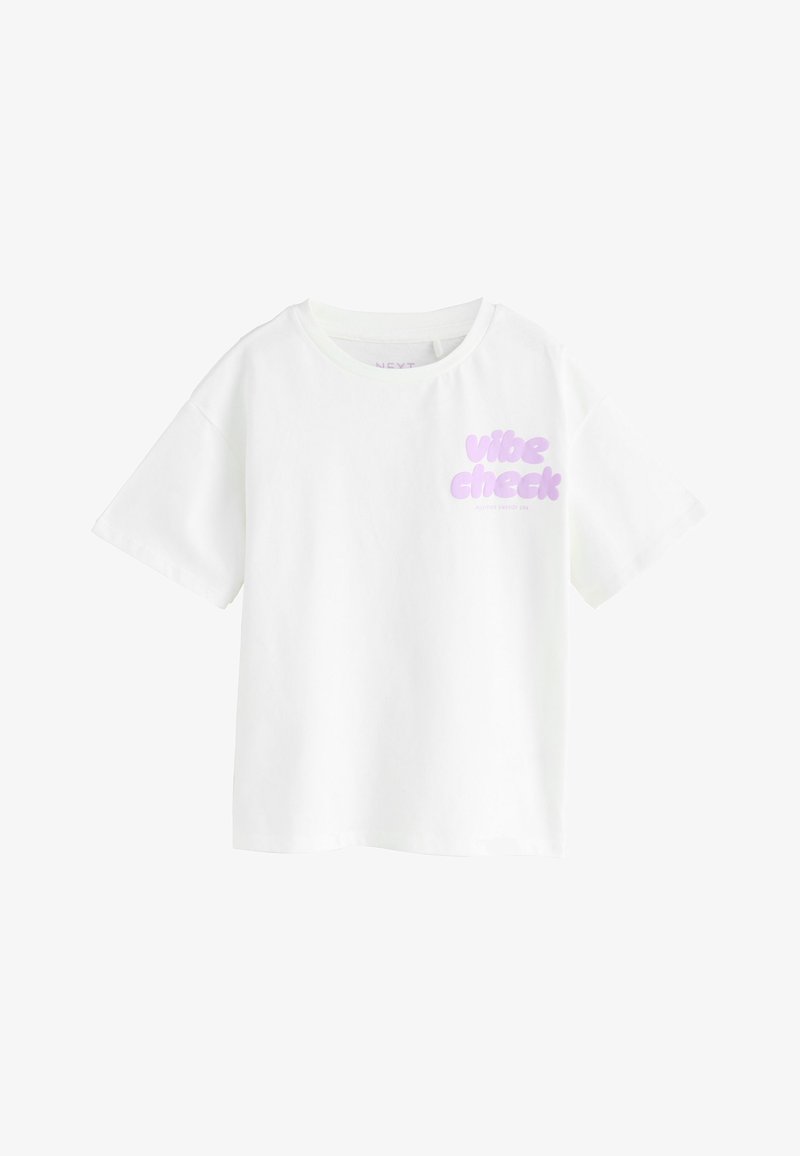 Maglietta bianca in cotone con maniche corte e scollo rotondo. Presenta la scritta viola "vibe check" sul davanti. Tessuto liscio.