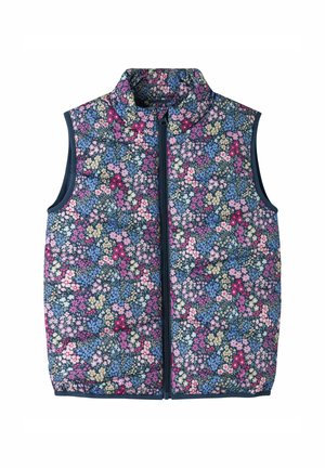 Chaleco sin mangas acolchado con cremallera, cubierto de un denso patrón floral que presenta flores en tonos rosa, púrpura, azul y crema sobre un fondo oscuro.