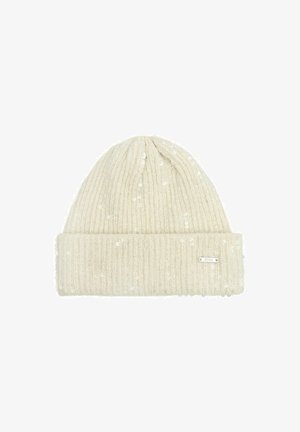 Prążkowana kremowa czapka z zagiętym mankietem, ozdobiona rozsianymi cekinami i małą metalową metką. Miękki, teksturowany materiał dzianinowy.