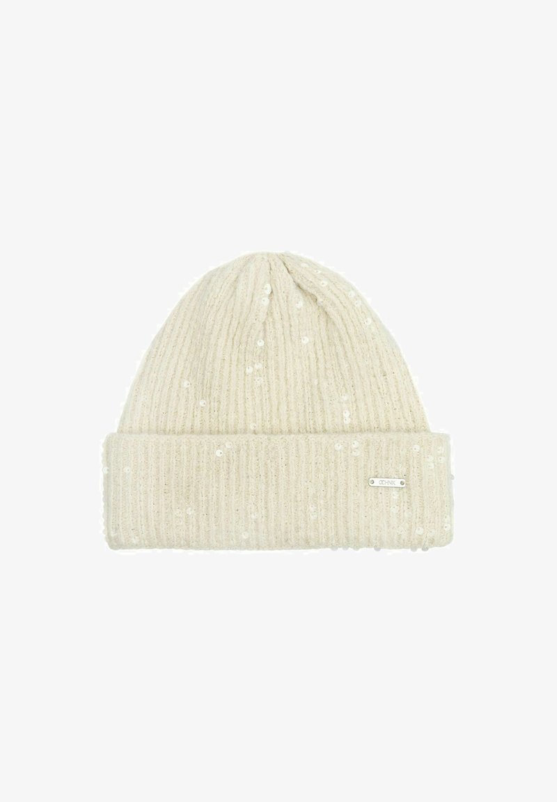 Prążkowana kremowa czapka z zagiętym mankietem, ozdobiona rozsianymi cekinami i małą metalową metką. Miękki, teksturowany materiał dzianinowy.