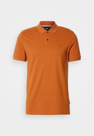 Polo a maniche corte di colore arancione ruggine con due bottoni, colletto e logo ricamato "BOSS" in maniera discreta sul lato sinistro del petto.