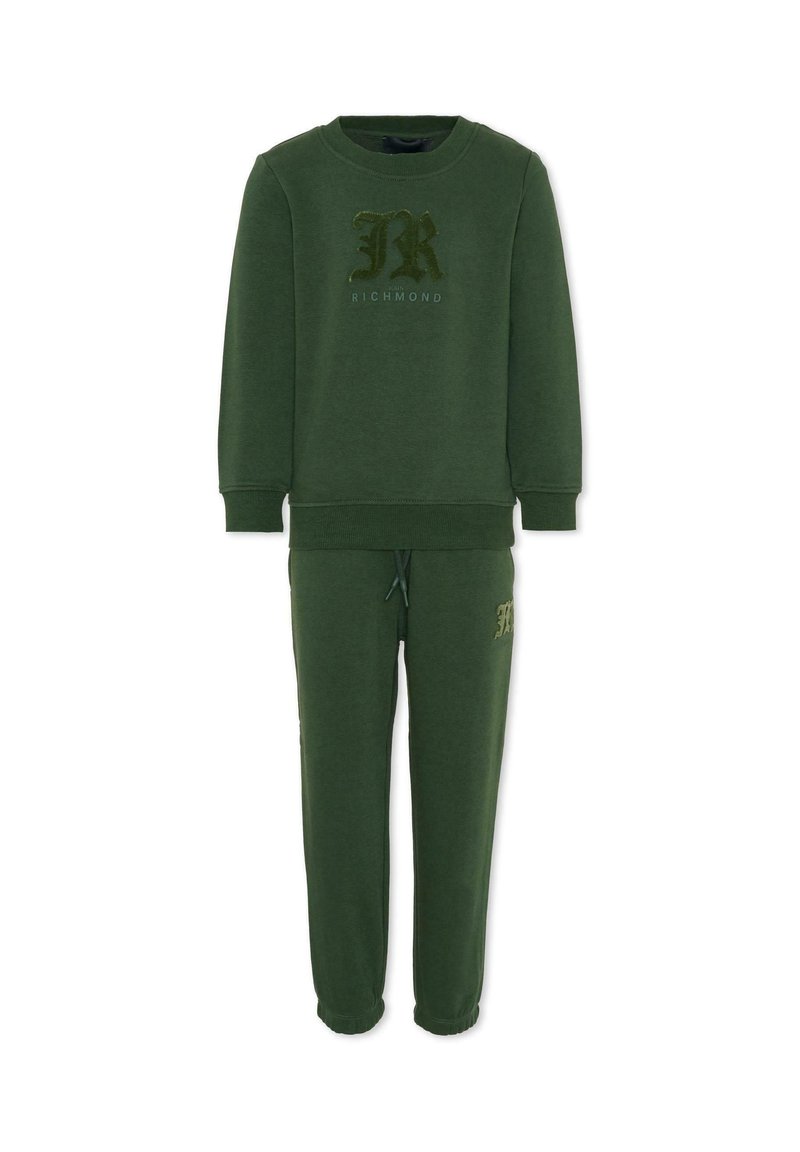 Tuta di cotone verde con felpa girocollo e pantaloni con vita elastica. Presenta un logo dalla texture sulla parte anteriore e sulla coscia.