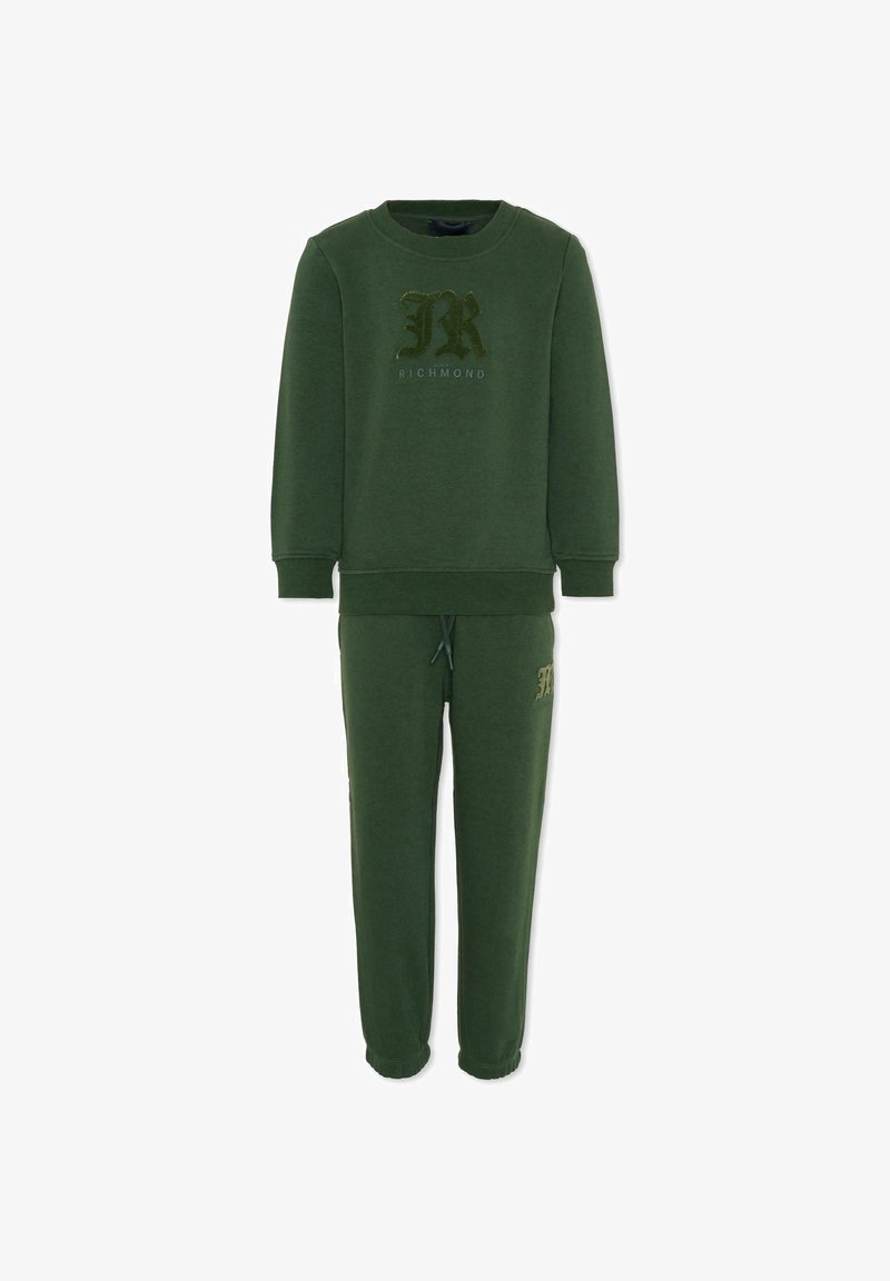 Tuta di cotone verde con felpa girocollo e pantaloni con vita elastica. Presenta un logo dalla texture sulla parte anteriore e sulla coscia.