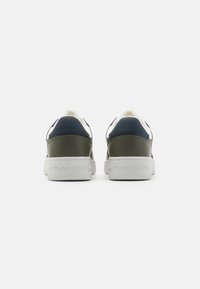 Tommy Jeans RETRO BASKET ESS - Joggesko - deep woods