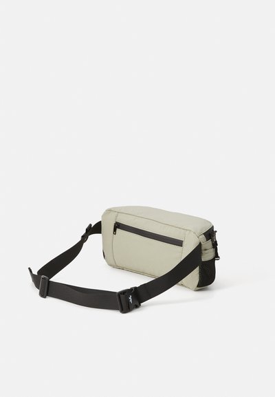 Maison Kitsuné FLASH FOX BUMBAG - Diržinis krepšelis - court green