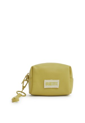 Piccola pochette verde oliva con tessuto strutturato e toppa rettangolare etichettata "RE" applicata, con clip laterale e cinturino da polso.