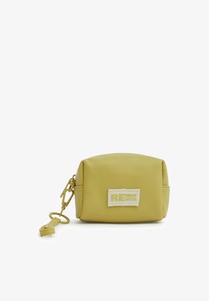 Piccola pochette verde oliva con tessuto strutturato e toppa rettangolare etichettata "RE" applicata, con clip laterale e cinturino da polso.