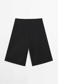 Mustat leveälahkeiset culottes-housut, joissa on sileä pinta, kaksi takataskua ja siisti vyötärönauhasuunnittelu. Tasainen etuosa ilman näkyviä kiinnityksiä.