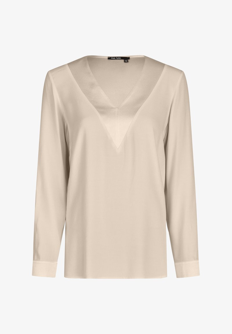 Blouse beige à manches longues avec un décolleté en V profond. Fabriquée en tissu lisse, elle présente un éclat subtil et des poignets ajustés avec une silhouette droite.
