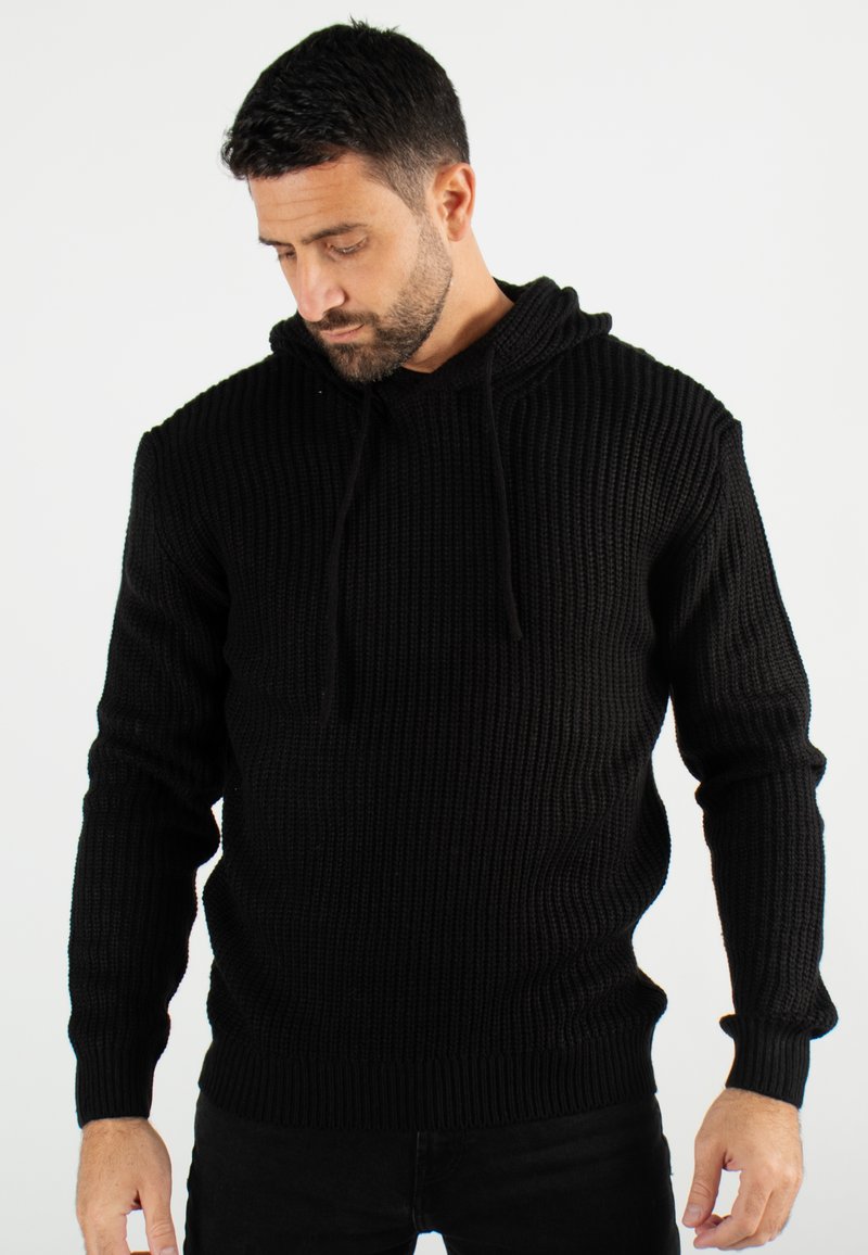 Hoodie noir en maille avec un motif texturé, doté d'une capuche à cordon et de poignets et ourlet côtelés, offrant une silhouette ajustée.