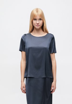 Τοπ από σατέν με κοντά μανίκια σε σκούρο γκρι, με άνετη γραμμή, στρογγυλή λαιμόκοψη και διακριτικά φουσκωτά μανίκια. Λείο ύφασμα με ελαφριά γυαλάδα.