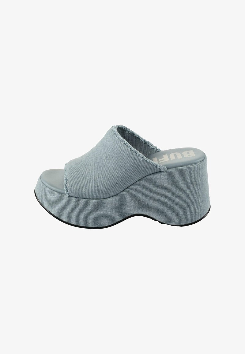 Lichtblauwe platform slipper met een rafelige stoffen bovenkant, open teenontwerp, dikke, afgeronde zool en textuur grijze buitenzool.
