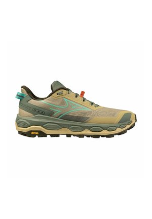 Trailrunning schoen in beige en groen met een dikke zool, turquoise logo en Vibram buitenzool voor verbeterde grip en duurzaamheid.