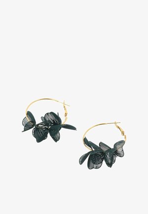 Grüne Ohrringe mit floralem Design und goldenem Creolen, die filigrane Aussparungen in Form von Blättern und Blütenblättern aufweisen und einen geschichteten Effekt erzeugen.