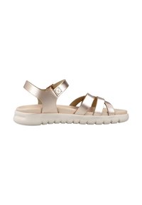Sandalias metálicas doradas con tres correas anchas, correa ajustable en el tobillo, suela acolchada y una suela blanca texturizada.