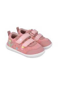 Zapatillas de tela rosas con dos correas de Velcro ajustables. Parte superior texturizada con un diseño floral y animal. Suela de goma blanca.