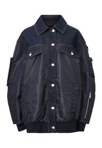 Giacca blu navy con parte superiore in denim, chiusura con bottoni, due tasche a soffietto sul petto, tasche laterali e tasca con zip sulla manica.