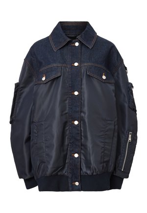 Giacca blu navy con parte superiore in denim, chiusura con bottoni, due tasche a soffietto sul petto, tasche laterali e tasca con zip sulla manica.