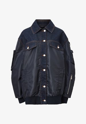 Marineblå jakke med denim overdel, knaplukning foran, to brystlommer med klap, sidelommer og en lynlåslomme på ærmet.