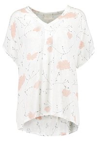 Blouse blanche à manches courtes avec un col en V, présentant un motif floral en rose doux et branches noires. Tissu léger et texturé.
