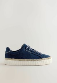 Mörkblå tygsneaker med linjär texturerad gummisula och vävd jute-detalj vid mellansulan, utrustad med plana grå snören och rund tå.