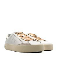 Weiße Ledersneaker mit sandfarbenen Schnürsenkeln, flaches Design, mit einer grauen Wildleder-Zehenkappe und geprägtem Logo an der Seite. Wuchtige, cremefarbene Sohle.