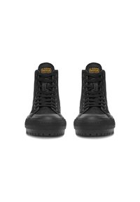 Melni augstie sporta apavi ar teksturētu auduma augšdaļu, gumijas zolīti un melnām šņorēm. Uz mēles ir dzeltena zīmola etiķete.