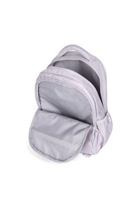 Sac à dos violet clair avec une poche frontale zippée, tissu doux, dos rembourré et deux compartiments de rangement. Texture lisse, forme arrondie.
