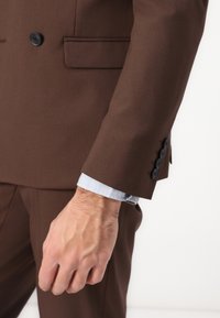 Isaac Dewhirst THE FASHION PEAK SLIM SUIT - Κοστούμι - coffee