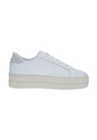 Sneaker in pelle bianca con design a basso profilo, suola platform e linguetta in suede grigia con borchie metalliche. Lacci su un cappuccio delle dita liscio.
