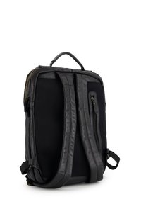 Czarny plecak z teksturowanym skórzanym wykończeniem, siateczkową wstawką, regulowanymi paskami, boczną kieszenią na zamek błyskawiczny oraz uchwytem do noszenia u góry.