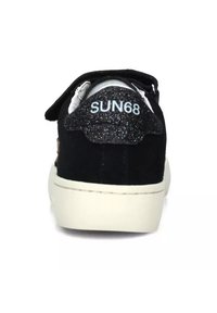Sneaker nera in suede con suola in gomma bianca, dotata di un pannello posteriore glitterato e testurizzato e branding "SUN68" in azzurro chiaro.