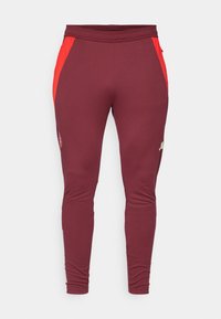 Bordeaux sportbroek met rode zijpanelen, slim fit ontwerp, elastische tailleband en logo-detail nabij de linker dij. Soepele, rekbare stof.