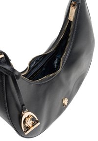 Sac hobo en cuir noir avec une finition texturée, fermeture éclair, accents en métal doré et un détail de logo. L'intérieur arbore une doublure sombre.