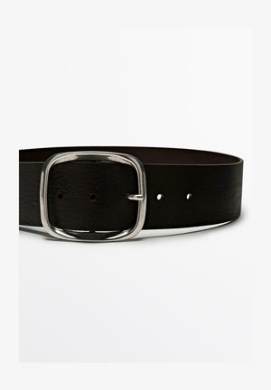 Sort læderbælte med en rektangulær sølvmetalspænde og tre justeringshuller på hvid baggrund.