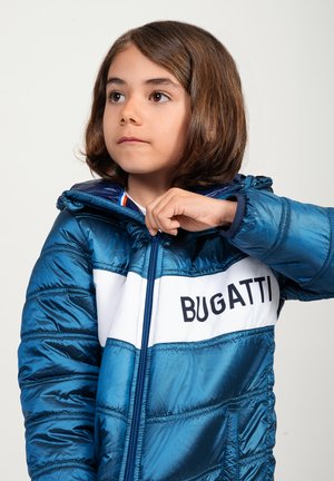 Blaue gepolsterte Jacke mit glänzender Oberfläche, weißen Streifen, "BUGATTI"-Aufschrift und einem Reißverschluss vorne. Mit Kapuze und elastischen Bündchen.
