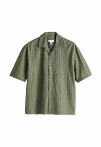 Camisa de manga corta con botones en verde oliva, con un patrón texturizado de pequeños cuadros, cuello clásico y cinco botones en la parte delantera.