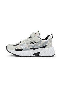 Baskets blanches de sport avec des accents argentés et des détails noirs. Présente des panneaux en mesh, une sangle Velcro et une semelle blanche texturée. Logo Fila sur le côté.