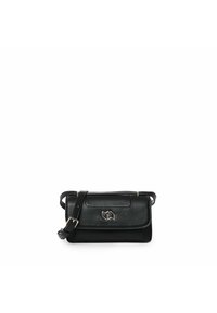 Bolso crossbody de cuero negro con cierre de solapa, que presenta un acento de logo plateado y una correa ajustable. Textura suave, diseño minimalista.