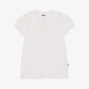 Λευκή κοντομάνικη μπλούζα με γιακά Peter Pan, κλείσιμο με κουμπιά και φουσκωτά μανίκια. Φτιαγμένη από μαλακό ύφασμα, με ραμμένο σχέδιο στις μανσέτες.