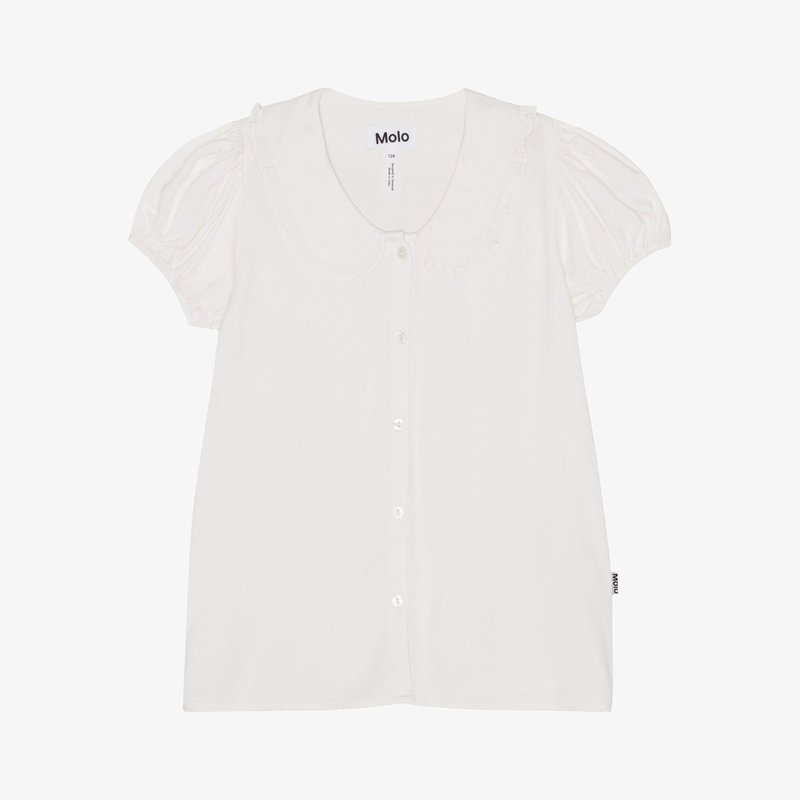 Blouse blanche à manches courtes avec col Claudine, fermeture à boutons et manches bouffantes. Fabriquée dans un tissu doux, elle se distingue par une texture froncée sur les manches.