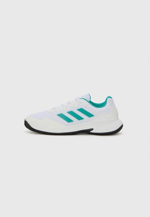 Bijela atletska cipela s tirkiznim akcentima, mrežastim gornjim dijelom, tri paralelne pruge sa strane, strukturiranim petnim dijelom i crnim gumenenim potplatom.